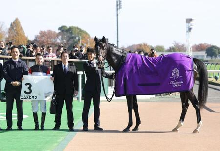 　３Ｒを制したエムズビギンとクリスチャン・デムーロ（左から２人目）＝撮影・西岡正