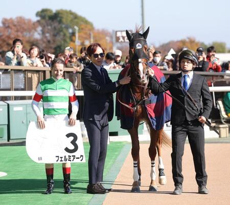 　６Ｒ品場銭を制した６Ｒ　２歳新馬とクリストフ・ルメール（撮影・西岡正）