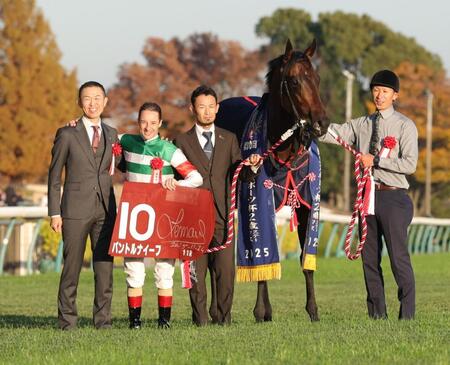 　東スポ杯２歳Ｓを制したパントルナイーフとクリストフ・ルメール（左から２人目）＝撮影・西岡正