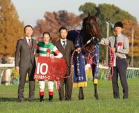 　東スポ杯２歳Ｓを制したパントルナイーフとクリストフ・ルメール（左から２人目）＝撮影・西岡正