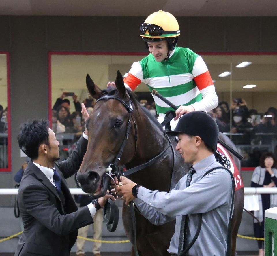 　パントルナイーフとねぎらうクリストフ・ルメール（撮影・西岡正）