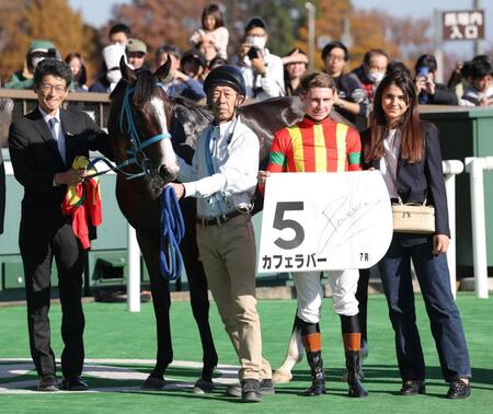 　７Ｒ新馬戦を制したカフェラバーとアレクシ・プーシャン（右から２人目）＝撮影・西岡正