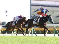 　７Ｒ新馬戦を制したカフェラバー（右）＝撮影・西岡正