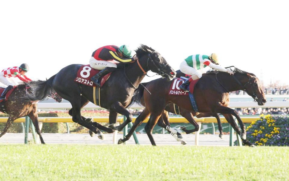 　ゴール前の競り合いを制したパントルナイーフ（右）＝撮影・西岡正