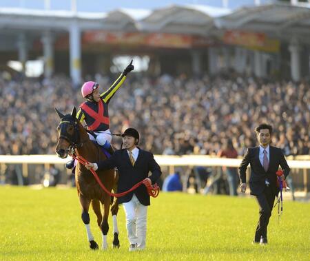 　ジャパンＣを制し、ファンに向かってアピールする岩田康成とジェンティルドンナ＝２０１２年１１月２５日