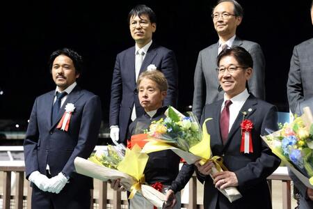 　記念写真に納まるサッカー元日本代表の興梠慎三氏（左下）