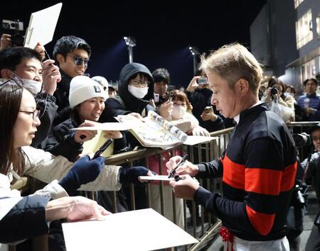 　観衆にサインをする岩田康誠騎手