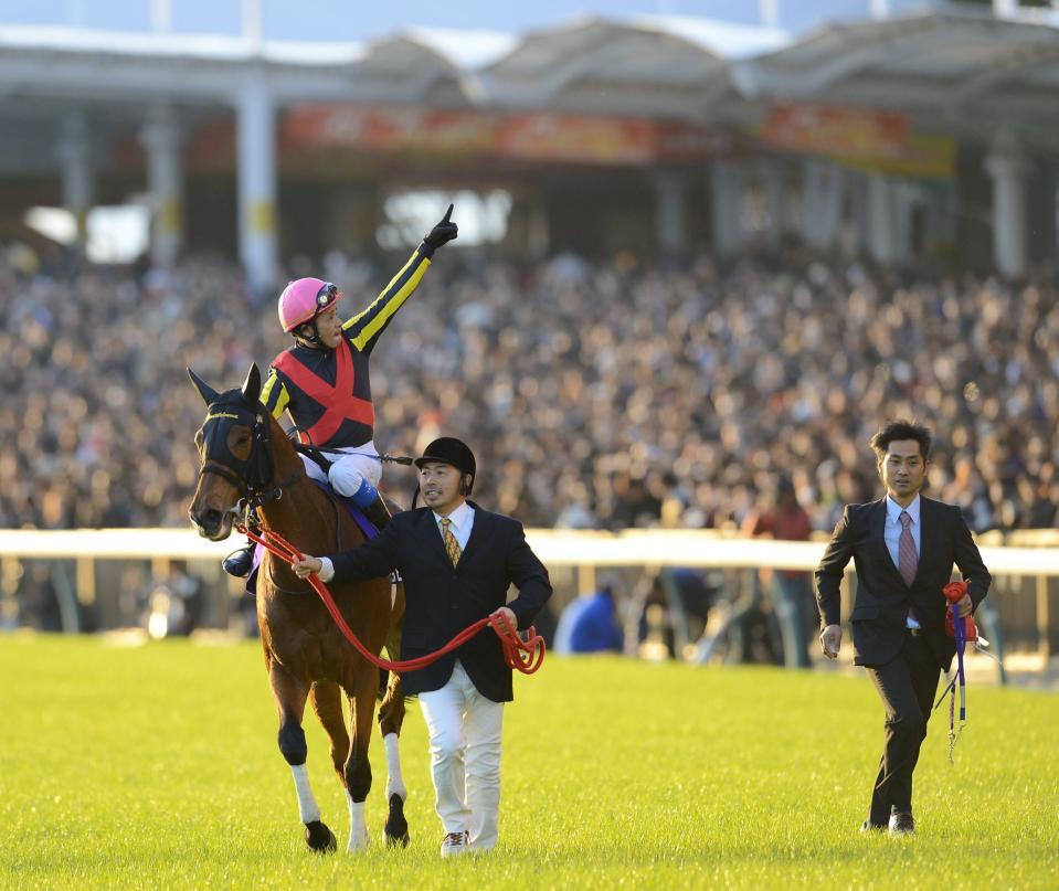 　ジャパンＣを制し、ファンに向かってアピールする岩田康成とジェンティルドンナ＝２０１２年１１月２５日