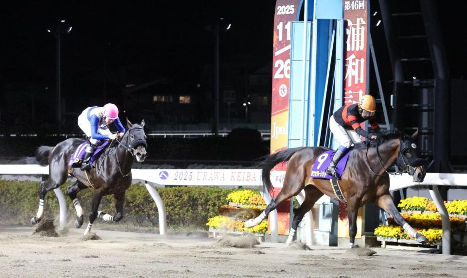 　浦和記念を制したホウオウルーレットと岩田康誠騎手（右）