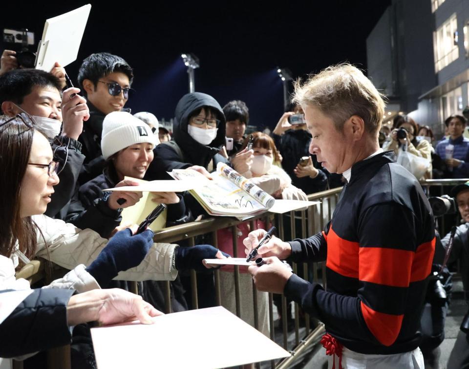 　観衆にサインをする岩田康誠騎手