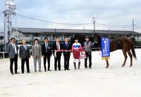 　兵庫ジュニアグランプリを制したトウカイマシェリと関係者（撮影・中山伸治）