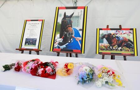 　ジェンティルドンナを偲び手向けられた花（撮影・石湯恒介）