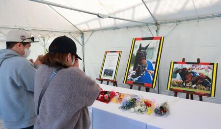 　ジェンティルドンナに花を手向ける競馬ファン（撮影・石湯恒介）