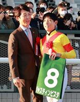 　喜び合う北村友（右）と吉岡師（撮影・石湯恒介）