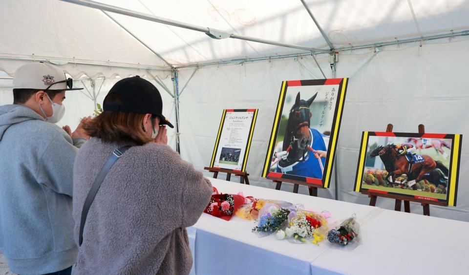 　ジェンティルドンナに花を手向ける競馬ファン（撮影・石湯恒介）
