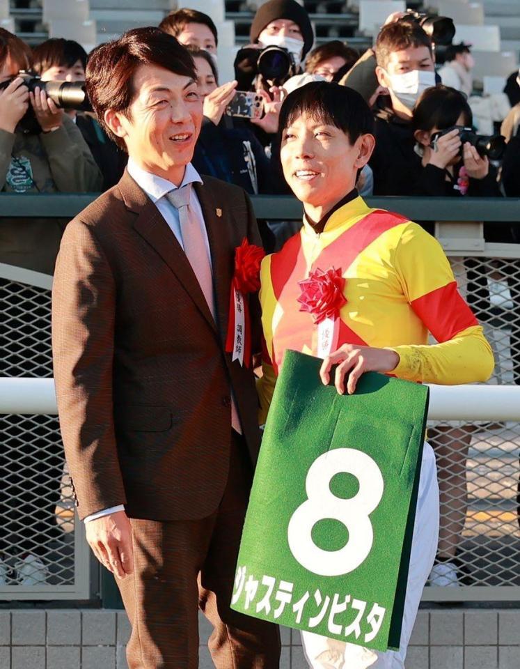 　喜び合う北村友（右）と吉岡師（撮影・石湯恒介）