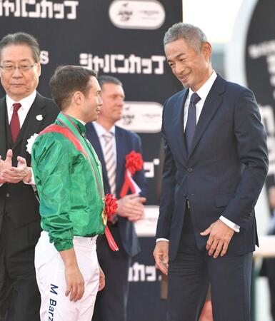 　プレゼンターを務めたイチロー氏（右）とバルザローナ（撮影・持木克友）