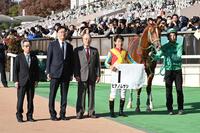 　東京１Ｒを勝ったヒナノムサシと柴田善（撮影・持木克友）