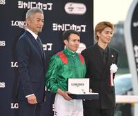 　バルザローナ（中央）と写真に納まるプレゼンターを務めたイチロー氏（左）と高杉真宙（撮影・持木克友）