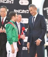 　プレゼンターを務めたイチロー氏（右）とバルザローナ（撮影・持木克友）