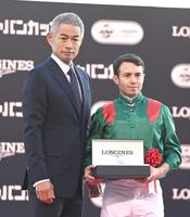 　バルザローナ（右）を祝福するイチロー氏（撮影・園田高夫）