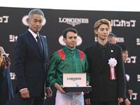 　バルザローナを祝福するイチロー氏（左）と高杉真宙（右）＝撮影・園田高夫