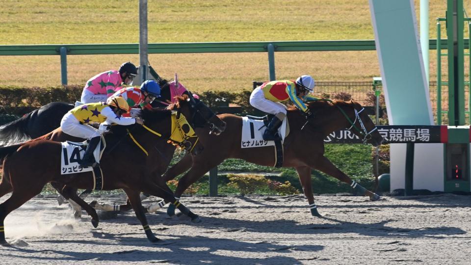 　東京１Ｒを勝ったヒナノムサシ（右）＝撮影・持木克友