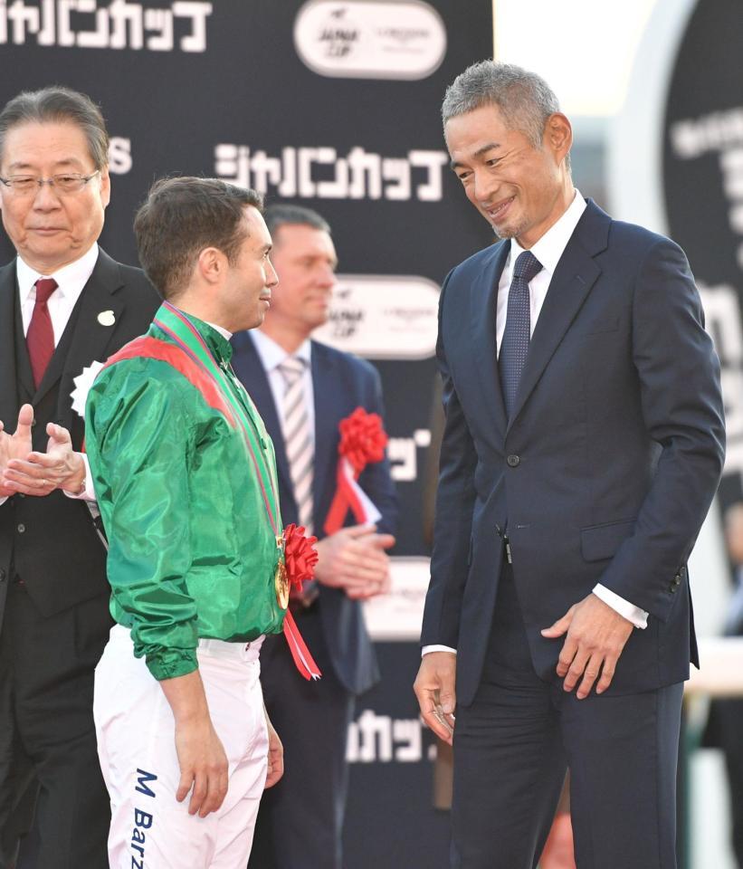 　プレゼンターを務めたイチロー氏（右）とバルザローナ（撮影・持木克友）