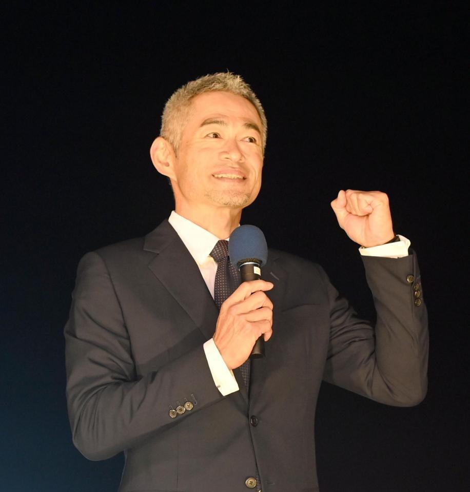 　２年連続馬券を的中させガッツポーズをするイチロー氏（撮影・園田高夫）