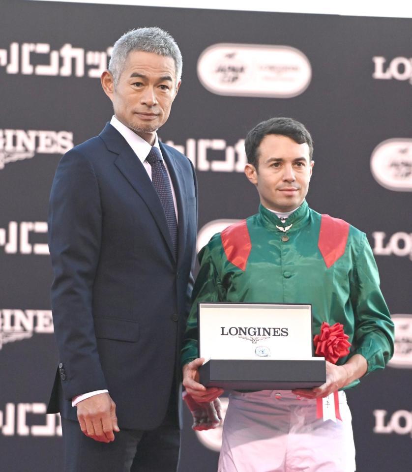 　バルザローナ（右）を祝福するイチロー氏（撮影・園田高夫）