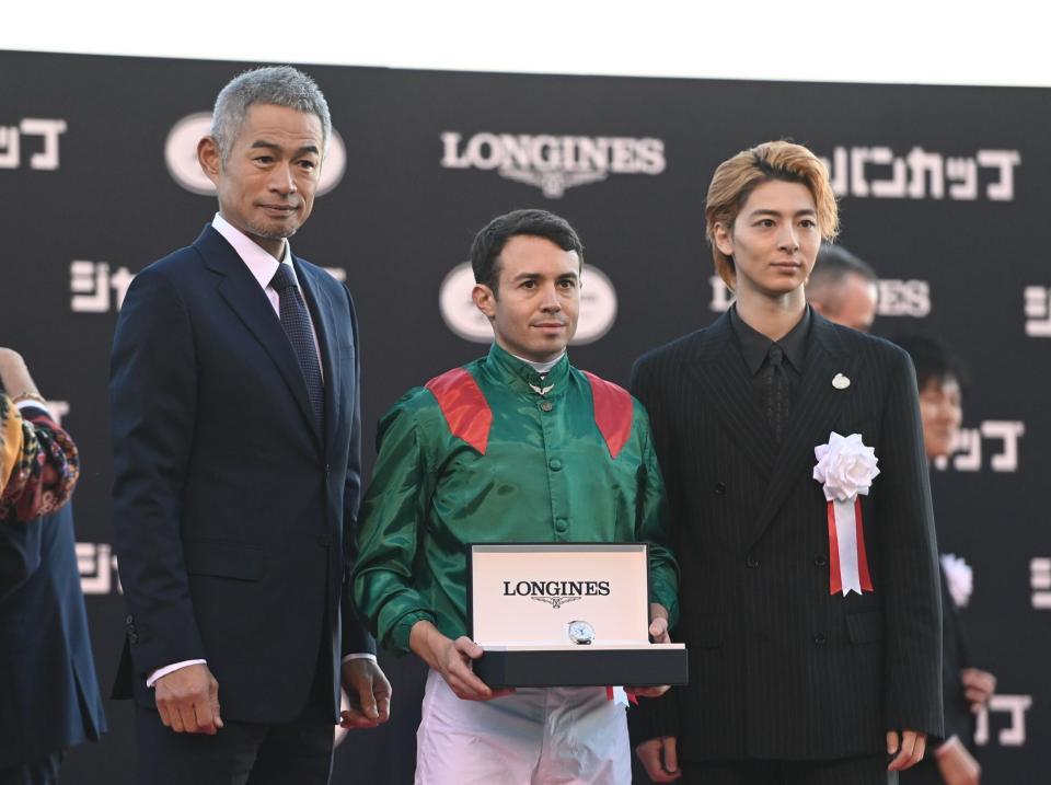 　バルザローナを祝福するイチロー氏（左）と高杉真宙（右）＝撮影・園田高夫