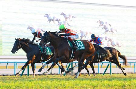 　外から差し切ったエーティーマクフィ（中央）＝撮影・石湯恒介