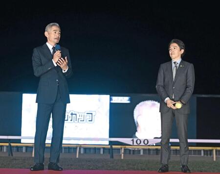 　福永師（右）とトークショーをするイチロー氏