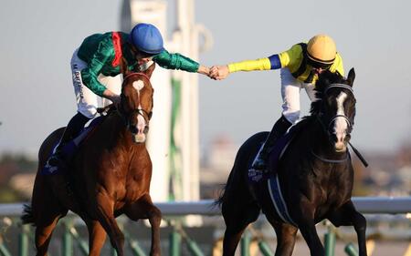 　マスカレードボール（右）のルメールから祝福されるカランダガンのバルザローナ