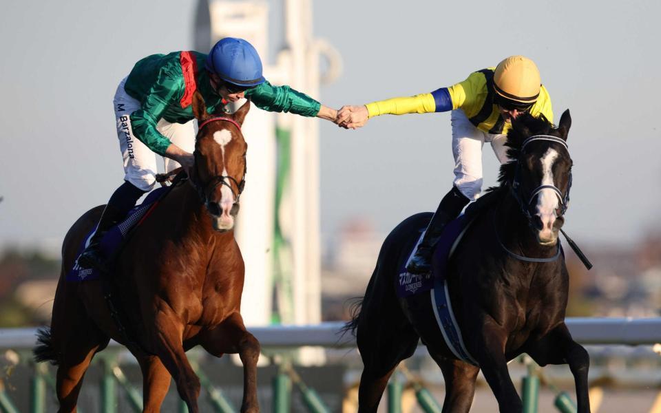 　マスカレードボール（右）のルメールから祝福されるカランダガンのバルザローナ