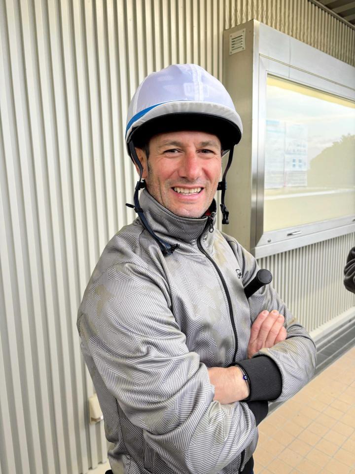 　久々に栗東トレセンに姿を見せたＭ・デムーロ