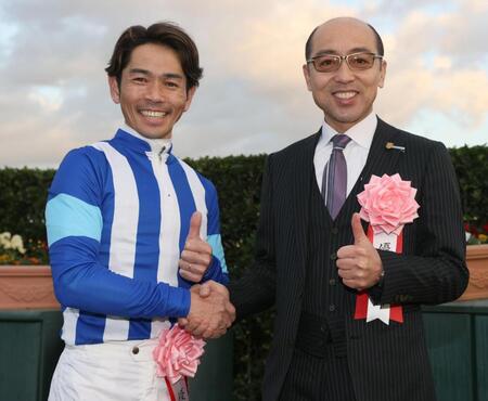 　牝馬のホーエリートでステイヤーズＳを制し、笑顔で握手する戸崎騎手（左）と田島調教師