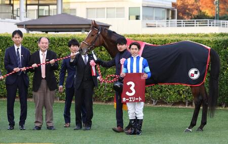　牝馬でステイヤーズＳを制したホーエリート。右端は戸崎騎手
