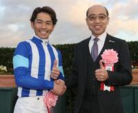 　牝馬のホーエリートでステイヤーズＳを制し、笑顔で握手する戸崎騎手（左）と田島調教師