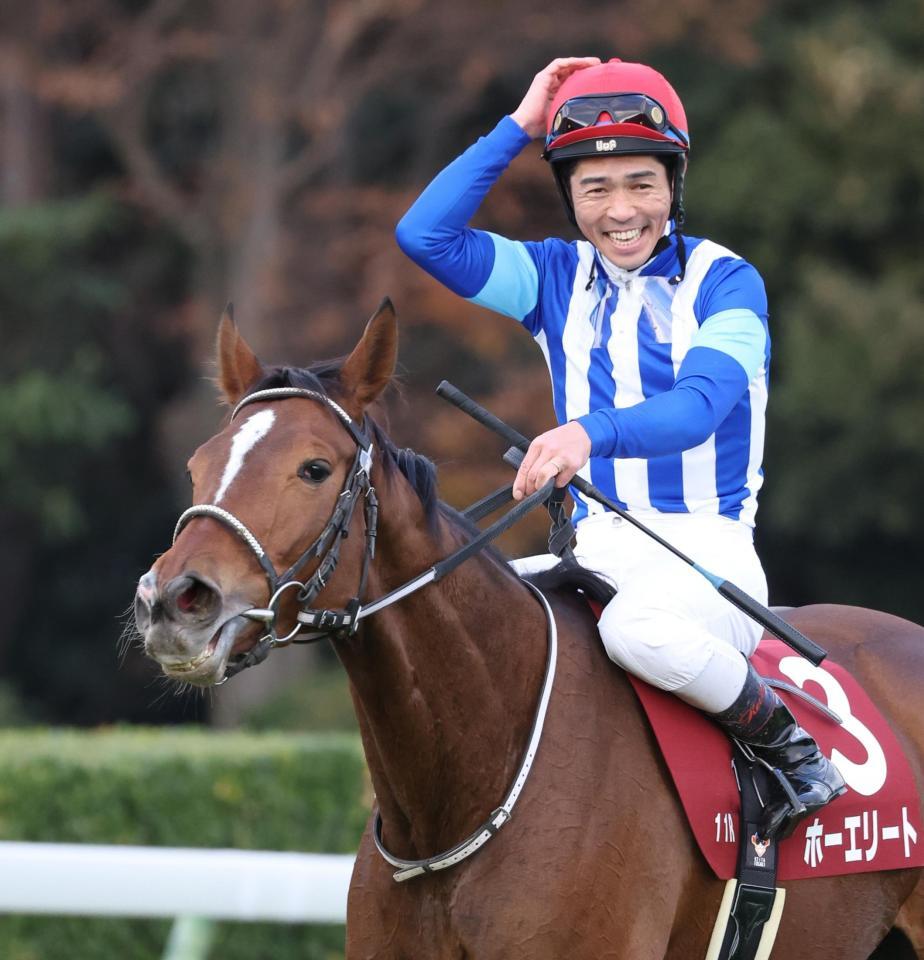 　牝馬のホーエリートでステイヤーズＳを制し、馬上で笑顔の戸崎騎手