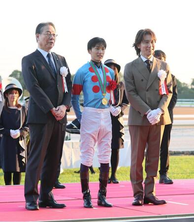 　記念撮影する坂井（中央）と佐々木蔵之介（右）ら