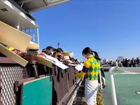 　レース終了後、サインする古川奈穂