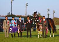 　ダブルハートボンドでチャンピオンズＣを制し、記念撮影する大久保龍師（左）、騎乗した坂井（左から２人目）ら