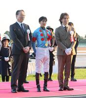 　記念撮影する坂井（中央）と佐々木蔵之介（右）ら