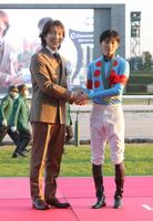 　表彰式で記念撮影に納まるプレゼンターの佐々木蔵之介（左）と坂井