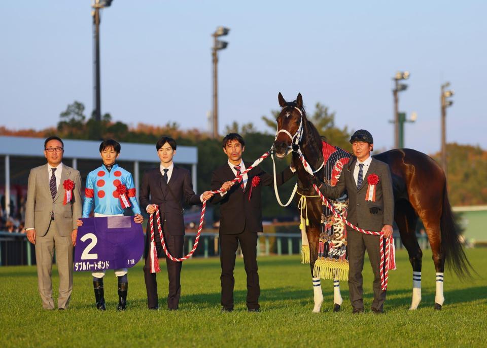 　ダブルハートボンドでチャンピオンズＣを制し、記念撮影する大久保龍師（左）、騎乗した坂井（左から２人目）ら