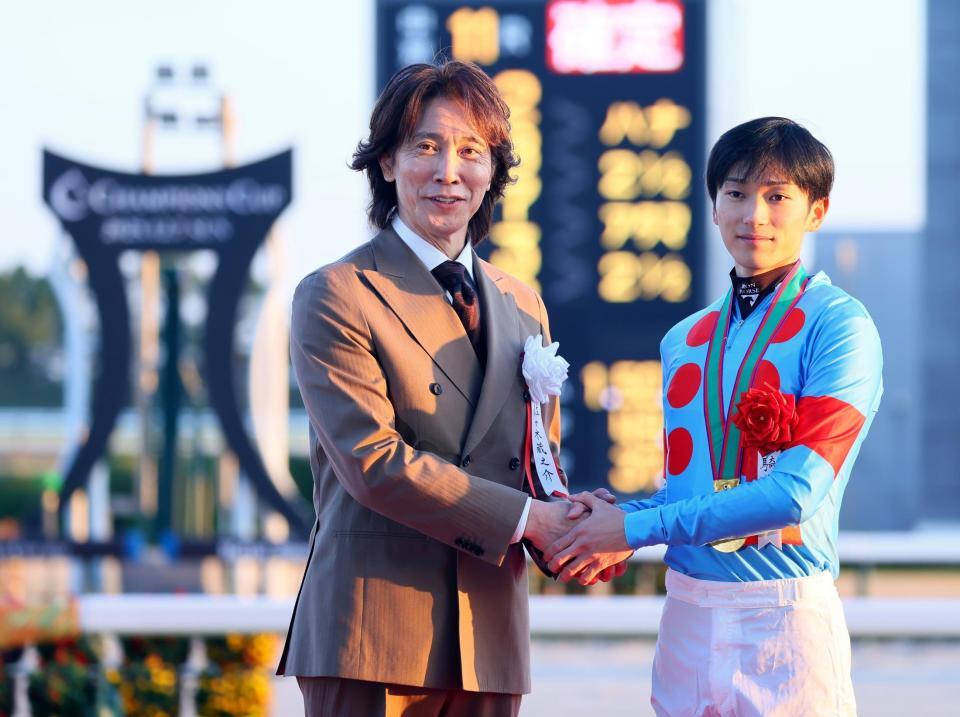 　チャンピオンズＣのプレゼンターで登場し、ダブルハートボンドで優勝した坂井（右）と記念写真に納まる佐々木蔵之介
