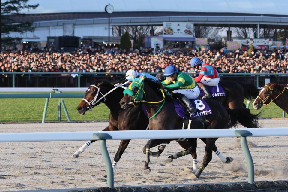 　チャンピオンズＣを制した坂井騎乗のダブルハートボンド（左）