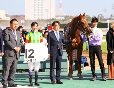 　ゴーゴーリチャードで新馬戦を制し記念撮影する武豊（左から２人目）