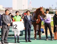 　ゴーゴーリチャードで新馬戦を制し記念撮影する武豊（左から２人目）